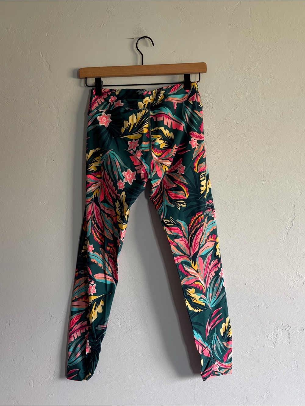 Calvin Klein Performance Tropical Print Leggings - Picture 6 of 7